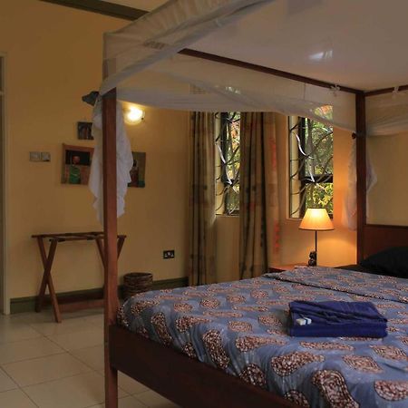 Bluemonkey Guesthouse Entebbe Esterno foto